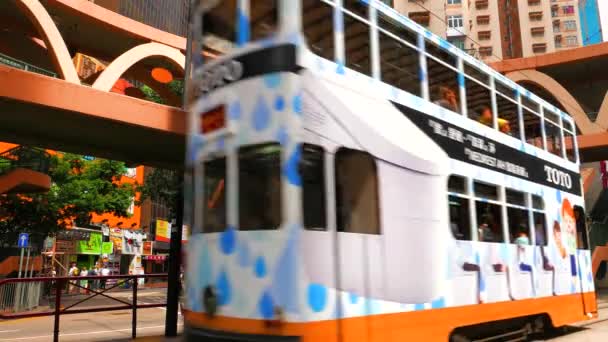 HONG KONG - Gatuvy med dubbeldäckare spårvagnar passerar. Kauseway Bay. 4K-upplösning. — Stockvideo