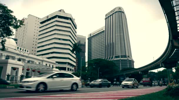 KUALA LUMPUR -繁忙的道路，有交通和高楼作为背景。4K分辨率. — 图库视频影像