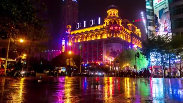 상하 이: 사람들과 사람들의 광장입니다. 비가 내리는 밤의 길거리 풍경. 4K 해상도 시간 축소 축소. — 비디오