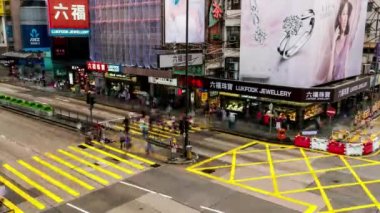HONG KONG - Trafik ve Kowloon 'da yaya geçidi insanları. 4K çözünürlük zaman aşımı.