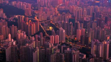 Kowloon 'un yoğun nüfuslu bölgesinin Hong Kong akşam manzarası. 4K çözünürlük zaman aşımı. Ekim 2015.