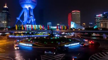 Shanghai - Parlayan Doğu İnci Kulesi 'nin yanında gökyüzünde insanların dolambaçlı trafiğinin gece manzarası. 4K çözünürlük gecikme eğimi.