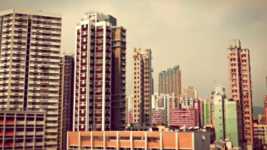 Kowloon 'un yoğun nüfuslu bölgesinde yüksek binalar. Hong Kong, Ekim 2015. 4K çözünürlük retro görünümü