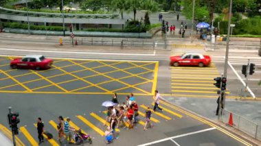HONG KONG - İnsanlar iki katlı tramvaylarla şehir merkezinde karşıdan karşıya geçiyor. 4K çözünürlük hızı.