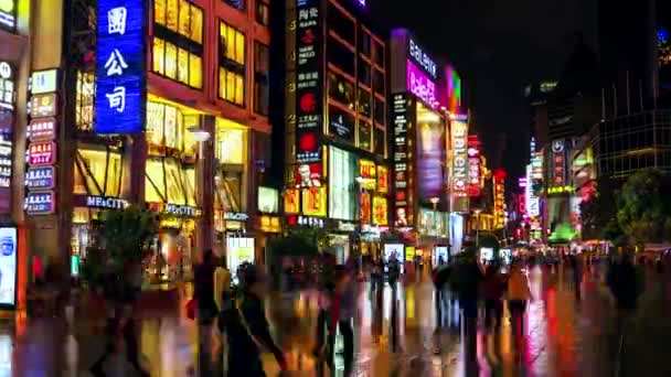 Šanghaj - Hyperlapse Nanjing Road s lidmi a barevné tabule zářící v deštivé noci. Rozlišení 4K — Stock video