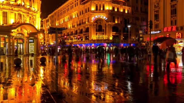 Shanghai - Mensen en verkeer op Nanjing Road. Verlicht regenachtig nachtelijk uitzicht op straat. 4K-resolutieverjaring. — Stockvideo