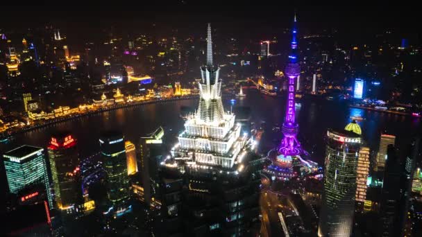 上海-高層ビル、オリエンタルパールタワーと川と夜の航空都市の景色。4K解像度のタイムラプス — ストック動画