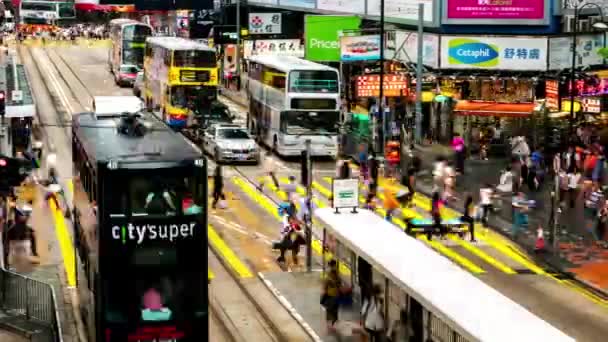 HONG KONG - Vista de la calle con el tráfico, tranvías de dos pisos y la gente en el paso de peatones. resolución 4K lapso de tiempo panorámica . — Vídeo de stock
