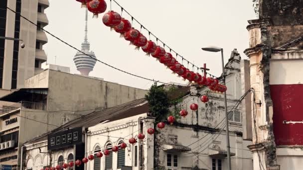 КУАЛА ЛУМПУР - Старый город с видом на улицу с китайскими фонарями и телевизионной башней Менара на заднем плане. Разрешение 4K. — стоковое видео