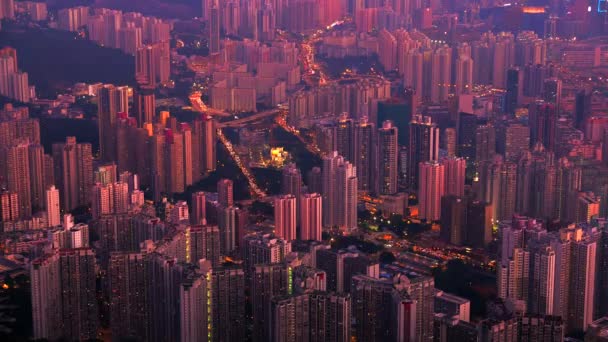 Wieczorny widok z lotu ptaka z Hong Kongu na gęsto zaludniony obszar Kowloon. Utrata rozdzielczości 4K. październik 2015. — Wideo stockowe