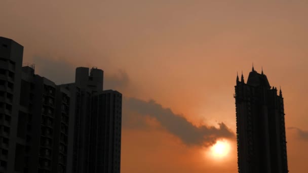 Zonsondergang en silhouetten van gebouwen. Hongkong 2015. 4K resolutie versnellen. — Stockvideo
