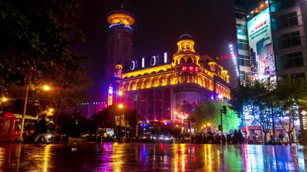 上海-人民広場の人々と交通。ライトアップされた雨の夜の街の景色。4K解像度のタイムラプス — ストック動画