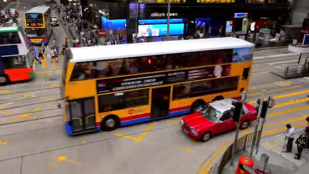 HONG KONG - kavşakta trafik ve şehir merkezinde karşıdan karşıya geçen insanlar. 4K çözünürlük hızı. — Stok video
