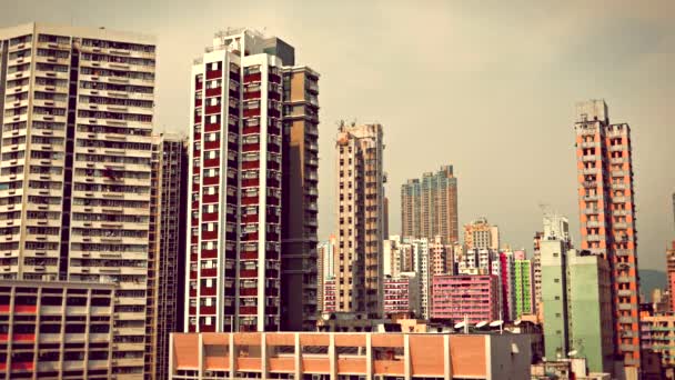 Edificios altos en la densa área poblada de Kowloon. Hong Kong, octubre de 2015. 4K resolución aspecto retro — Vídeos de Stock
