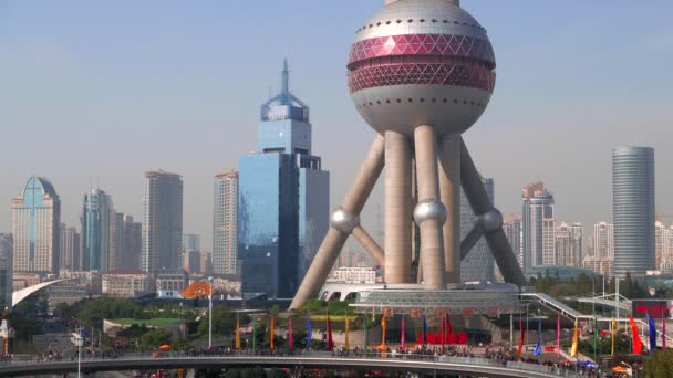 Shanghai - Flygfoto över Oriental Pearl Tower och människor på skywalk. 4K-upplösning — Stockvideo