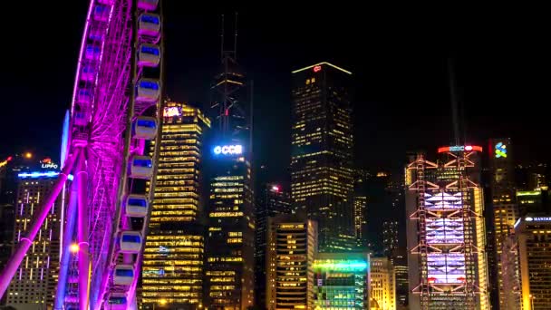 香港-明亮的夜景，紧贴摩天轮，背靠明亮的摩天大楼。4K分辨率时间差 — 图库视频影像
