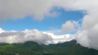 Hızla hareket eden bulutlarla Lipton 'un koltuğuna giden dağların manzarası. Sri Lanka, dönüyor.