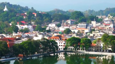 Kandy, göl ve trafik manzaralı şehir manzarası. 4K çözünürlüğü