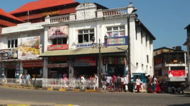 Kandy - Ocak 2016: Sokak manzaralı trafik ve insanlar.