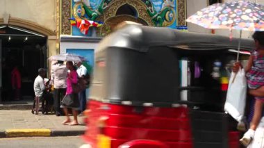 Kandy - Ocak 2016: Hindu tapınağı önündeki halk ve trafik.