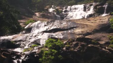 Güneşli bir günde çağlayan şelale. Alt manzara. Sri Lanka.