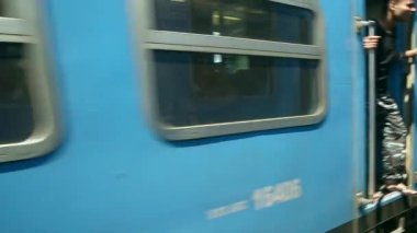 Sri Lanka - Highland tren vagonları boyunca ağır çekimde yolculuk.