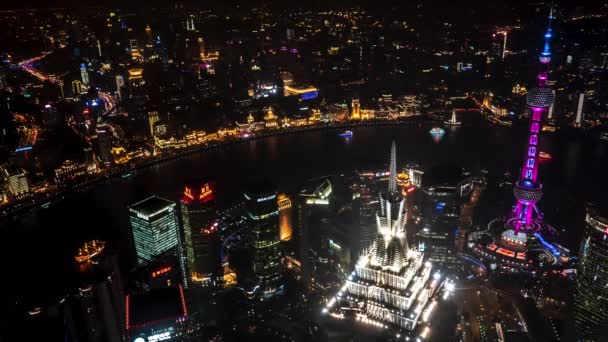 Shanghai - Vista aérea nocturna de la ciudad con rascacielos, Oriental Pearl Tower y río. Caducidad de la resolución 4K — Vídeos de Stock