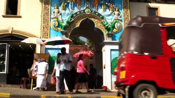 Kandy - 2016年1月：印度教庙宇前的人流. — 图库视频影像