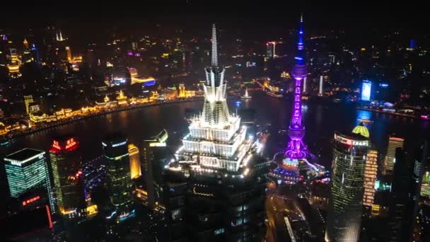 Shanghai - Novembre 2015: Vista notturna sulla città aerea con grattacieli, Oriental Pearl Tower e fiume. Risoluzione 4K time lapse panning — Video Stock