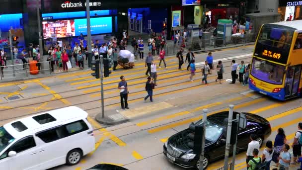 Gente Cruzando Calle Centro Ciudad Con Tranvías Dos Pisos Que — Vídeo de stock