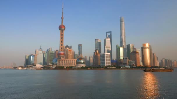 Shanghai - Stadtblick mit Wolkenkratzern, Oriental Pearl Tower und Fluss mit Schiffen. 4K-Auflösung beschleunigt. — Stockvideo