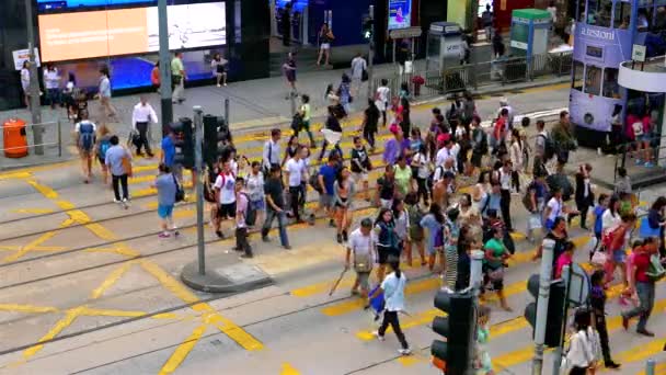 Gente Cruzando Calle Centro Ciudad Con Tranvías Dos Pisos Que — Vídeo de stock