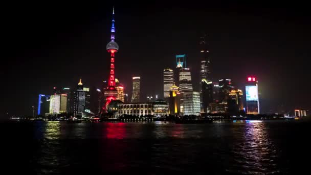 Shanghai - Νοέμβριος 2015: Νυχτερινή θέα στην πόλη με ουρανοξύστες, Oriental Pearl Tower και ποτάμι με πλοία. Λήξη χρόνου ανάλυσης 4K — Αρχείο Βίντεο