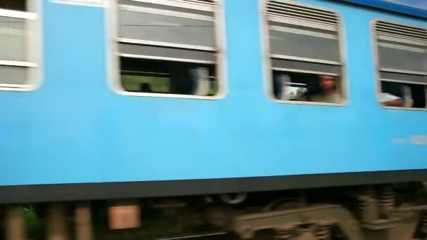Sri Lanka - Janvier 2016 : Train traversant les hautes terres. Gros plan panoramique. — Video