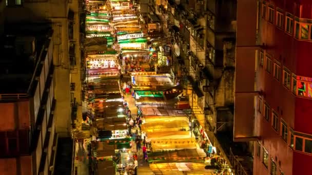 ГОНКОНГ - Октябрь 2015: Ночной рынок с видом на улицу. Наклон с разрешением 4K. — стоковое видео