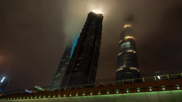 Shanghai - Veduta notturna del skywalk e dei grattacieli nascosti nelle nuvole a Lujiazui, Pudong. Tempo di risoluzione 4K — Video Stock