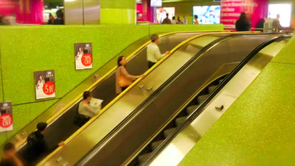 HONG KONG - Personas en escaleras mecánicas. Velocidad de resolución 4K. — Vídeos de Stock