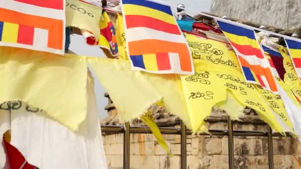 Banderas en el templo budista. Sri Lanka. 2016. Resolución 4K de cerca. — Vídeo de stock