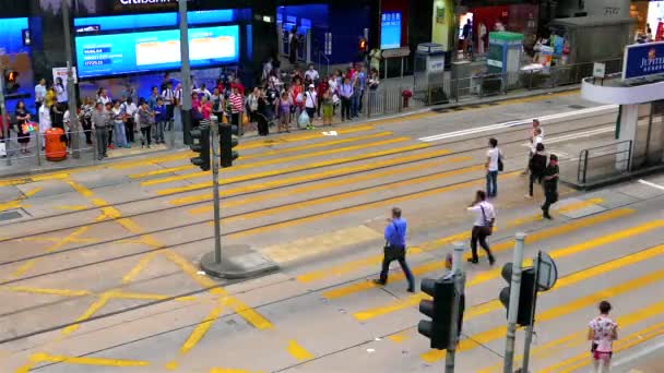 Mensen Oversteken Straat Het Centrum Met Dubbeldekker Trams Passeren Hong — Stockvideo