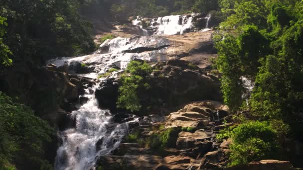 Air terjun mengalir di hari yang cerah. Pandangan ke bawah. Sri Lanka.4K resolusi — Stok Video