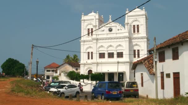 Galle - 2016年2月：旧城区街道景观，在Meera清真寺前面有交通和人员。4K分辨率 — 图库视频影像