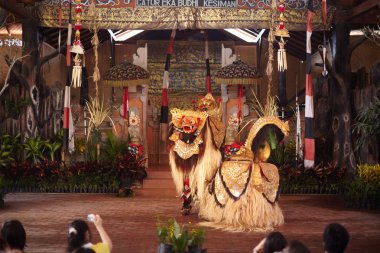 Barong Dance. Tiyatro Bali Adası. Bali Adası yolculuk. Barong ruhu. 
