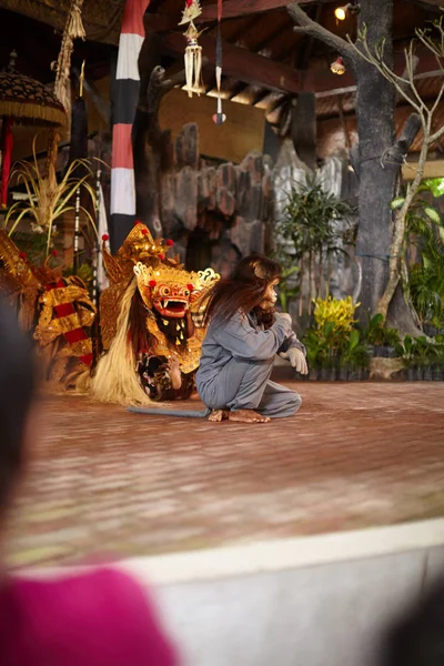 Barong ve maymun dans. Tiyatro Bali Adası. Bali Adası yolculuk. Barong ruhu. 