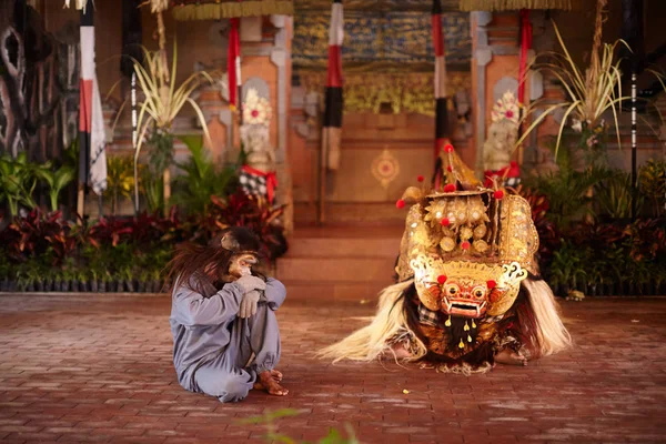 Barong ve maymun dans. Tiyatro Bali Adası. Bali Adası yolculuk. Barong ruhu. 