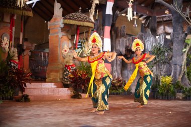 Bali Adası, Endonezya - 15 Şubat 2013: Efsanevi yaratıklar, güzel tiyatro performansı dans Kechak.