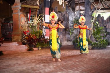 Bali Adası, Endonezya - 15 Şubat 2013: Efsanevi yaratıklar, güzel tiyatro performansı dans Kechak.