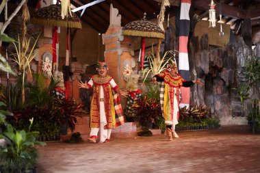 Bali Adası, Endonezya - 15 Şubat 2013: Efsanevi yaratıklar, güzel tiyatro performansı dans Kechak.