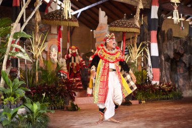 Bali Adası, Endonezya - 15 Şubat 2013: Efsanevi yaratıklar, güzel tiyatro performansı dans Kechak.