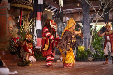 Bali Adası, Endonezya - 15 Şubat 2013: Efsanevi yaratıklar, güzel tiyatro performansı dans Kechak.