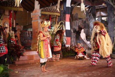 Bali Adası, Endonezya - 15 Şubat 2013: Efsanevi yaratıklar, güzel tiyatro performansı dans Kechak.